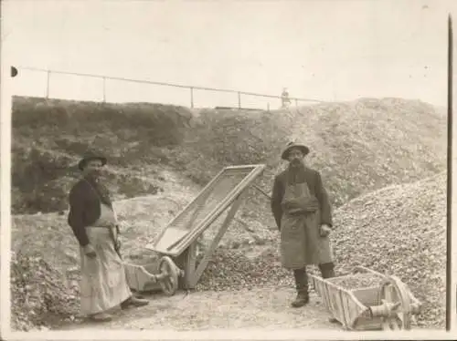Foto Ak Männer in einer Kiesgrube, Arbeiter mit Schubkarren