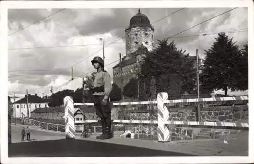 Foto Ak Wyborg Wiborg Viipuri Russland, Burg Wyborg, Soldat hält Wache