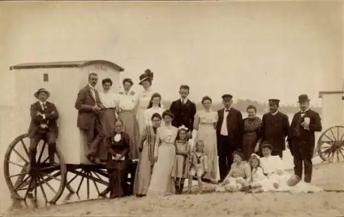 Foto Ak Westerland auf Sylt, Gruppenbild, Strand, Urlauber, Umkleidekabine