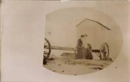 Foto Ak Westerland auf Sylt, Frauen, Strand, Umkleidekabine