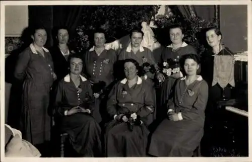 Foto Ak Gruppenbild der Frauen, Blumen