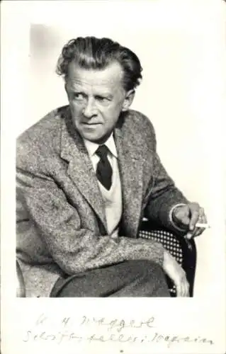 Foto Ak Schriftsteller Karl Heinrich Waggerl, Portrait, Zigarette