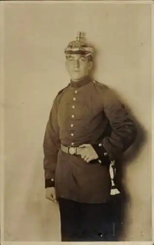 Foto Ak Deutscher Soldat in Uniform, Standportrait, Pickelhaube