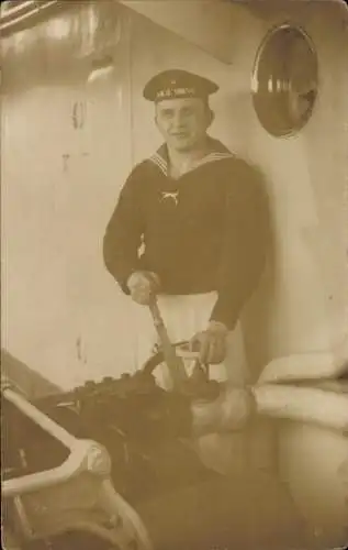 Foto Ak Marinesoldat in Uniform, Portrait, Kriegsschiff