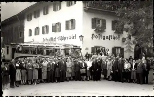 Foto Ak Walchsee in Tirol, Gruppenportrait am Postgasthof Fischerwirt, Reisebus