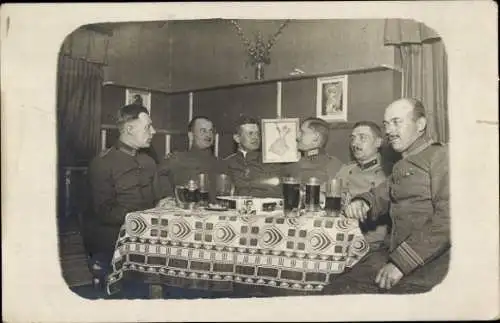 Foto Ak Deutsche Soldaten in Uniformen, Gruppenbild, Kaiserzeit, Tisch, Bier