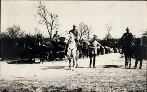 Foto Ak Marschierende deutsche Soldaten, Pferd, Kutsche, Kaiserzeit