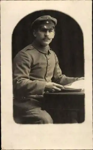 Foto Ak Deutscher Soldat in Uniform, Kaiserzeit, Schreibtisch