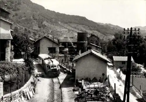Ak Französische Eisenbahn, Bahnschienen, Häuser