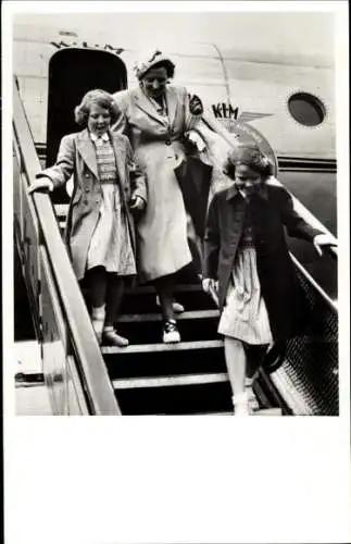 Ak Königin Juliana der Niederlande, Prinzessin Beatrix, Irene, Abreise Prinz Bernhard nach Kanada