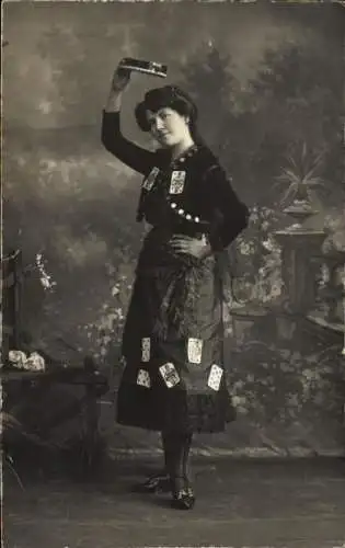 Foto Ak Portrait einer Frau mit Tambourin, Spielkarten auf dem Kleid