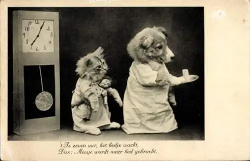 Ak Katze und Hund in Kleidung, Uhr, Kerze