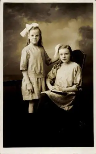 Foto Ak Zwei Mädchen mit Haarschleifen, Portrait 1924