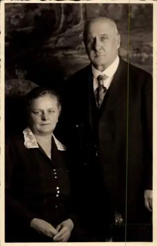 Foto Ak Mann im Anzug mit Frau, Portrait, 1928