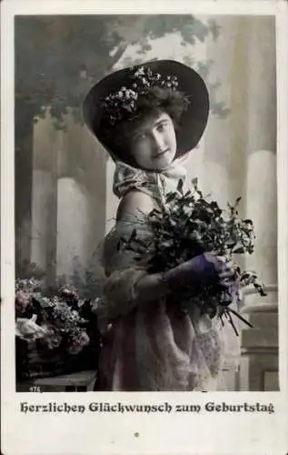 Ak Glückwunsch Geburtstag, Frau mit Blumenstrauß, Portrait