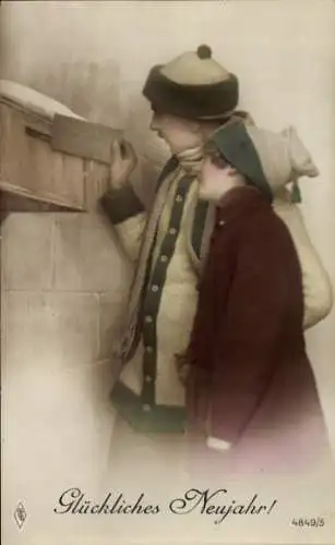 Ak Glückwunsch Neujahr, Paar wirft einen Brief in den Briefkasten