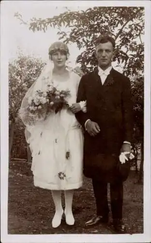 Foto Ak Hochzeitspaar, Braut und Bräutigam, Portrait