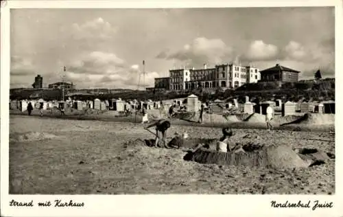 Ak Nordseebad Juist in Ostfriesland, Strand mit Kurhaus, Sandburgen