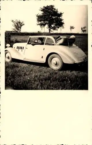 Foto Ak Weißes Auto, Wagen, Autofahrer