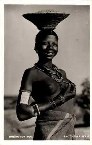 Ak Lächelnde Afrikanerin, Portrait, Erotik, Busen