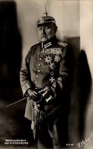 Ak Reichspräsident Paul von Hindenburg, Portrait, Pickelhaube