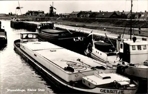 Ak Wemeldinge Zeeland Niederlande, kleine Schleuse, Frachtschiff, Windmühlen