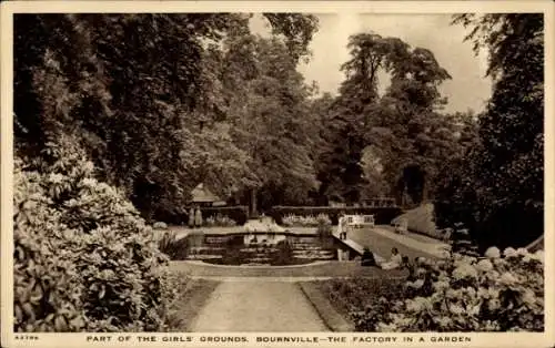 Ak Bournville Worcestershire England, Teil des Girls Grounds, Fabrik in einem Garten