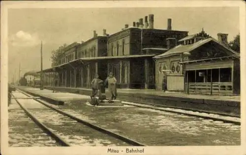 Ak Jelgava Mitau Lettland, Bahnhof, Gleisseite, Winter