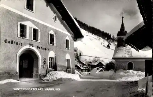 Ak Mandling Schladming Steiermark, Gasthaus Geringer, Kirche, Winteransicht