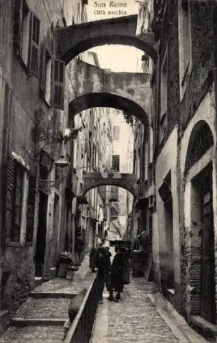 Ak San Remo Ligurien, Straßenpartie, Torbögen