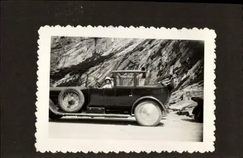 Foto Frau in einem Automobil mit offenem Verdeck