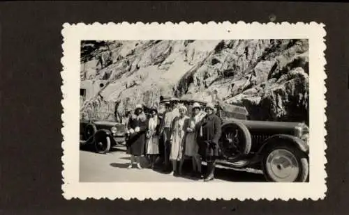 Foto Personen vor einem Automobil