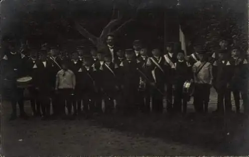 Ak Neumünster in Holstein, Gruppenbild, Kinder, Jugendliche, Uniformen, Trommeln, Fahne