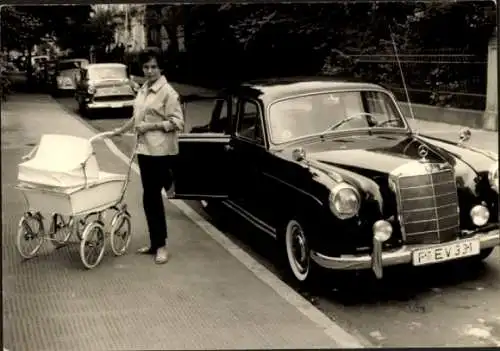 Foto Ak Frau mit Kinderwagen neben einem Auto, Mercedes, P EV 331