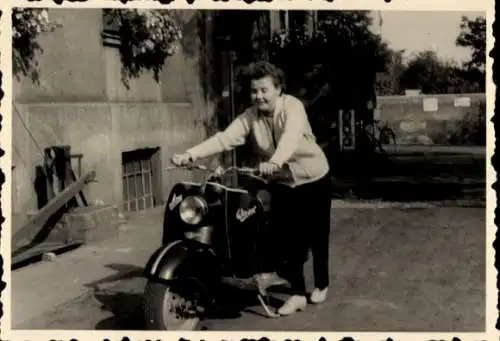 Foto Frau mit einem Motorroller
