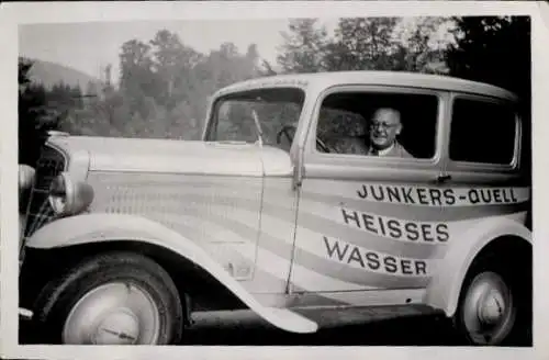 Foto Mann in einem Auto, Junkers-Quell heißes Wasser