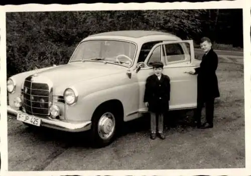 Foto Kinder neben einem Auto, Mercedes Benz, F JP 425