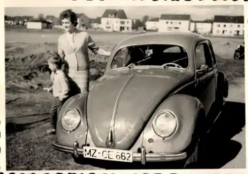 Foto Frau und Junge neben einem Auto, VW Käfer, MZ CE 662