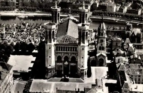 Ak Lyon Rhône, Basilika Notre-Dame de Fourviere, Blick aus dem Hubschrauber