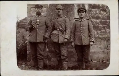 Foto Ak Drei deutsche Soldaten in Uniformen