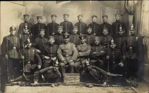 Foto Ak Deutsche Soldaten in Uniformen, Gruppenaufnahme