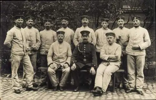 Foto Ak Deutsche Soldaten in Uniformen, Gruppenaufnahme