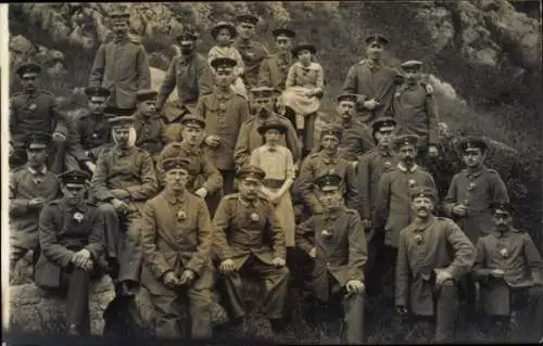 Foto Ak Deutsche Soldaten in Uniformen, Gruppenaufnahme mit Kindern