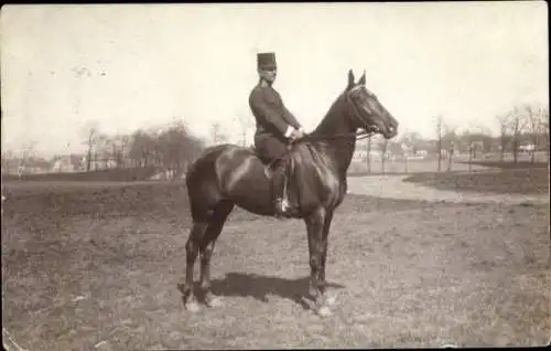 Foto Ak Kuk Soldat in Uniform auf einem Pferd, Szekesfehervar Ungarn