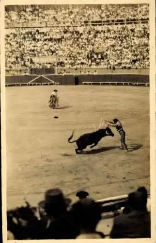 Foto Ak Stierkampf, Szene in der Arena, 1947