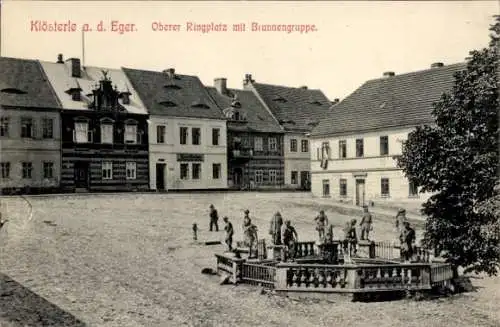 Ak Klášterec nad Ohří Klösterle an der Eger Region Aussig, Oberer Ringplatz, Brunnengruppe