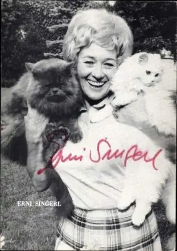 Ak Schauspielerin und Sängerin Erni Singerl, Portrait mit Katzen, Autogramm