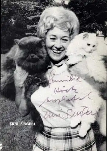 Ak Schauspielerin und Sängerin Erni Singerl, Portrait mit Katzen, Autogramm