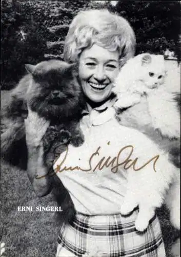 Ak Schauspielerin und Sängerin Erni Singerl, Portrait mit Katzen, Autogramm