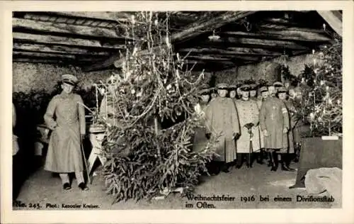 Ak Weihnachtsfeier 1916 bei einem Divisionsstab im Osten, Deutsche Soldaten in Uniformen
